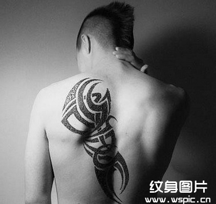 男背部纹身图案