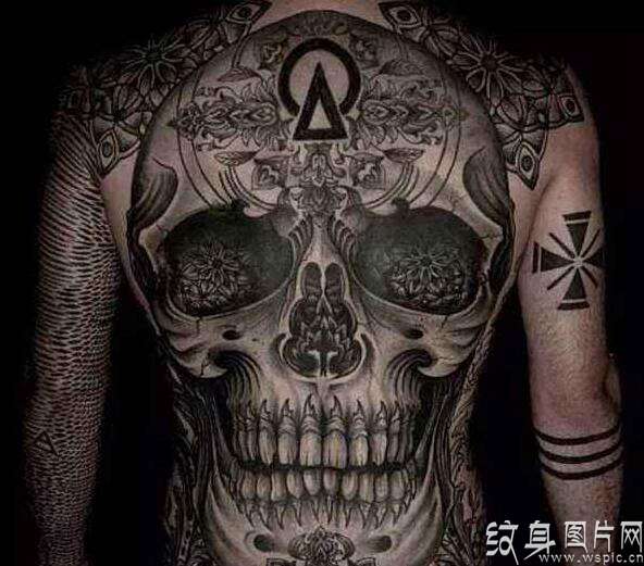 骷髅头纹身，死亡和重生的双重象征