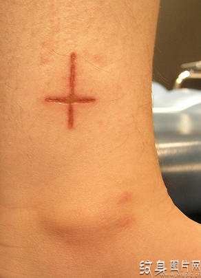 十字架纹身图案欣赏，四种不同艺术风格的十字架图案