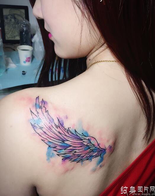 翅膀纹身小巧精致，每个人心中的美丽天使