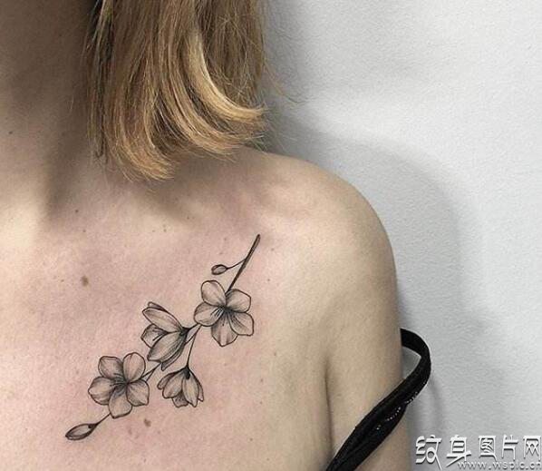好看的锁骨花纹身图片欣赏，唯美花朵与性感锁骨的结合