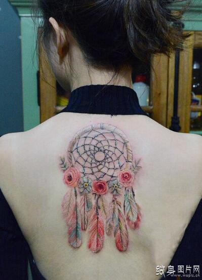 女生后背纹身图案欣赏，八张清新唯美的背部纹身
