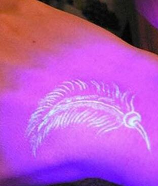个性羽毛纹身图案，飞舞在天空的可爱小精灵