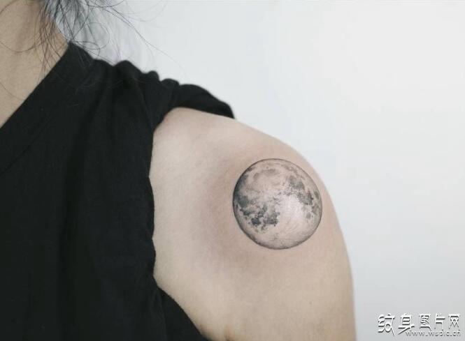  女生月亮纹身图案，2018最佳纹身创意及设计
