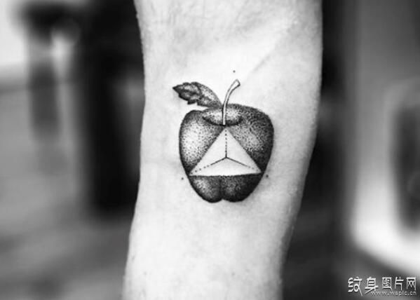 黑白苹果纹身图案，有趣的创意纹身设计