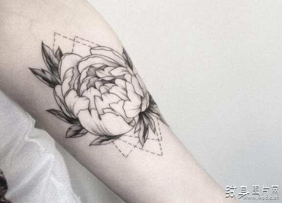 女性牡丹纹身图案，别具一格的花朵纹身设计