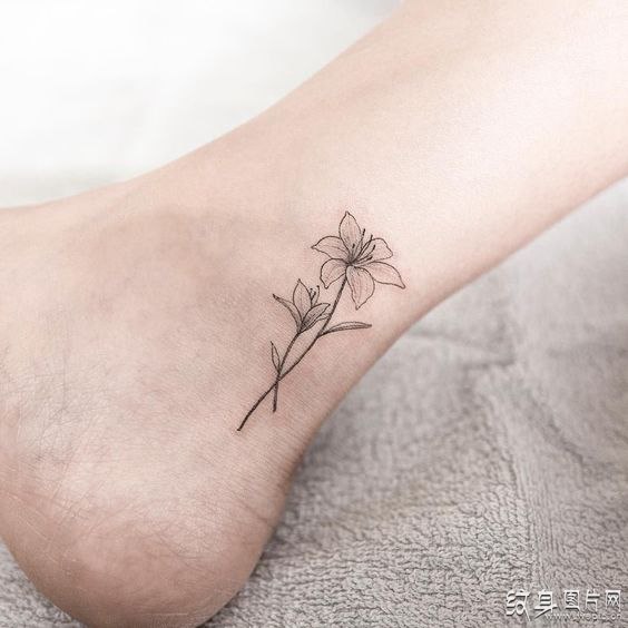 有关于花的纹身图案，不同的花有着不同的意义