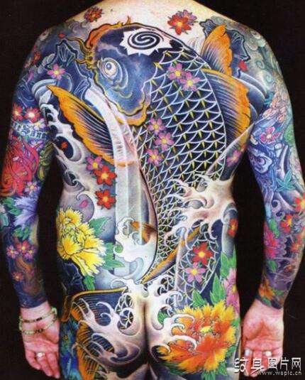 满背鲤鱼纹身案欣赏 传统纹身中的经典代表