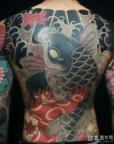 满背鲤鱼纹身案欣赏 传统纹身中的经典代表