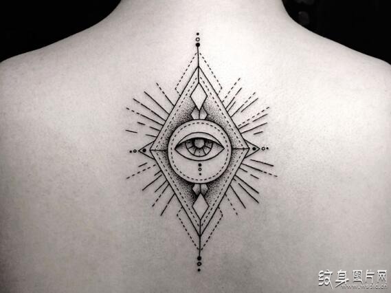 上帝之眼纹身图案，充满神秘的宗教符号