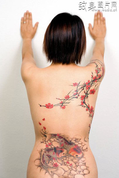 高雅气质的完美凸显，女性背部纹身图案欣赏