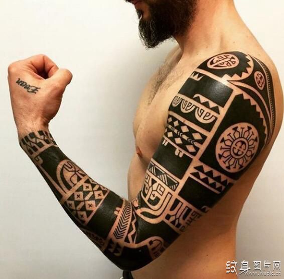 男性手臂图腾纹身图案，部落信仰的标志物