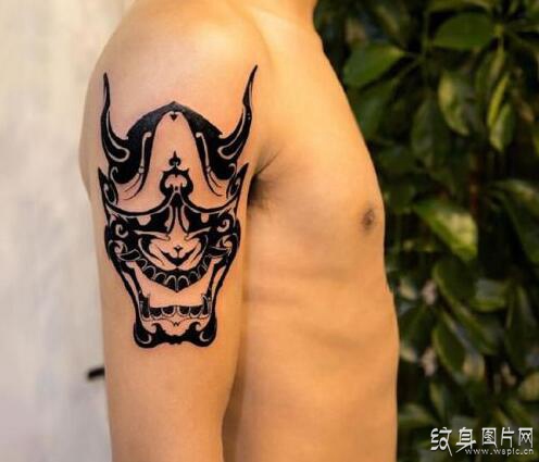 男性手臂图腾纹身图案，部落信仰的标志物