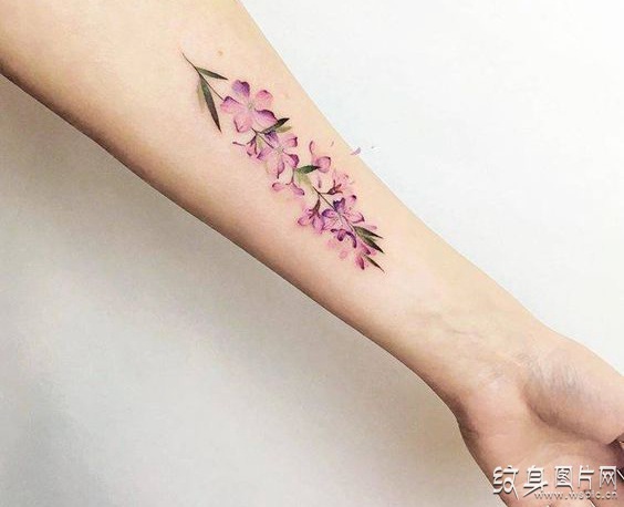 女生小清新桃花纹身图案，令人心动的美丽设计