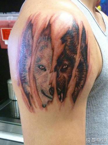 滴血狼头纹身图案欣赏，男性纹身的必选图案