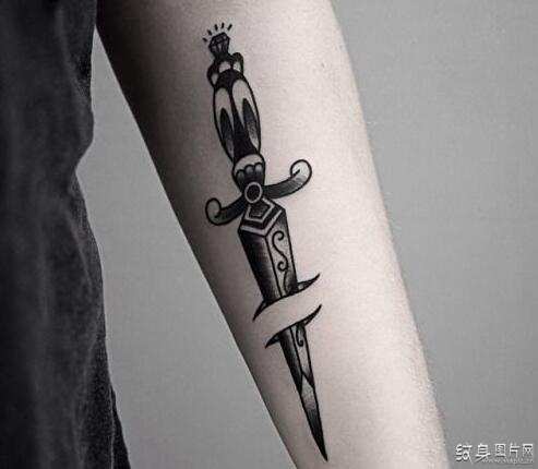 个性黑白匕首纹身，古老而又神秘的纹身符号