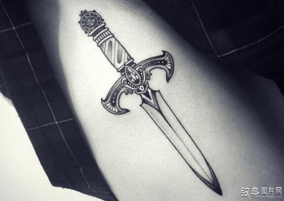 个性黑白匕首纹身，古老而又神秘的纹身符号