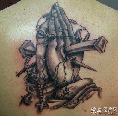 祈祷之手纹身图案欣赏，象征着爱与牺牲