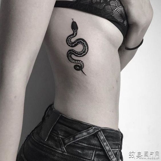 可爱小蛇纹身图案，有趣的设计与恰到好处的布局