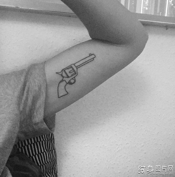 手枪纹身图案欣赏，极具个性的黑色左轮手枪