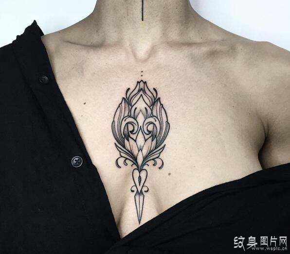 女性胸花纹身图案欣赏 性感的胸部纹身设计