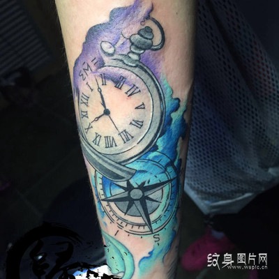 手臂怀表纹身图案欣赏 欧美炫酷的设计风格