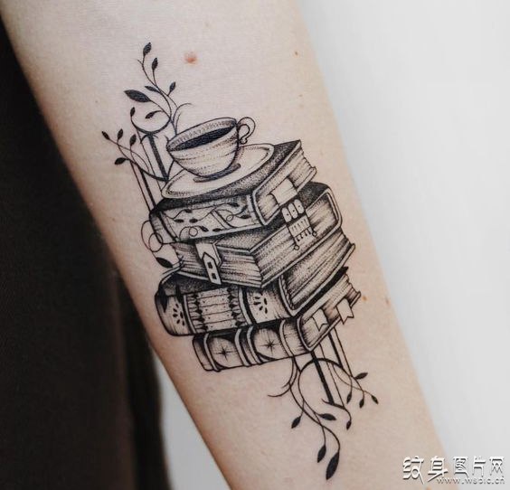 简约书本纹身图案欣赏 如梦如幻的设计体验