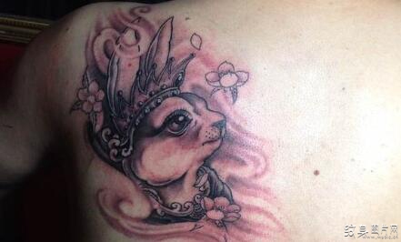 玉兔纹身图案欣赏 金龙盘玉兔最受欢迎