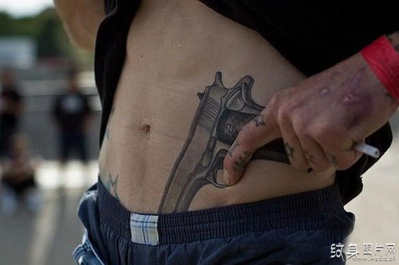 人鱼线纹身图案欣赏 个性腰部纹身设计体验