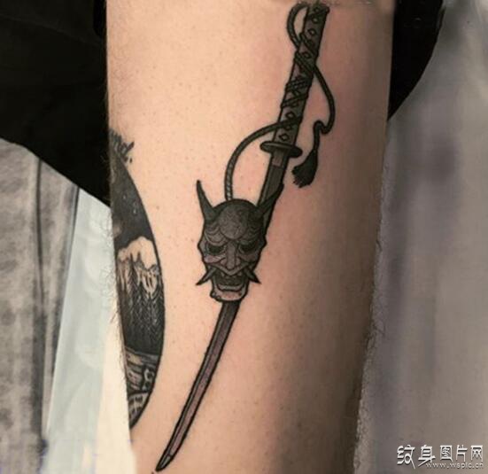 手臂武士刀纹身图案 日式风格的纹身设计