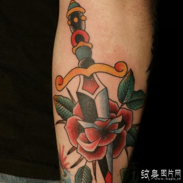 手臂宝剑纹身图案 令人敬畏的纹身设计