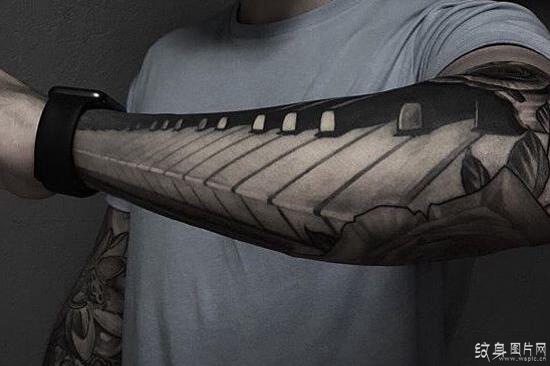 手臂钢琴纹身图案 令人惊讶的乐器纹身设计