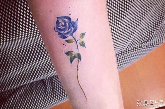 梦幻蓝色妖姬纹身理念 唯美性感的玫瑰纹身