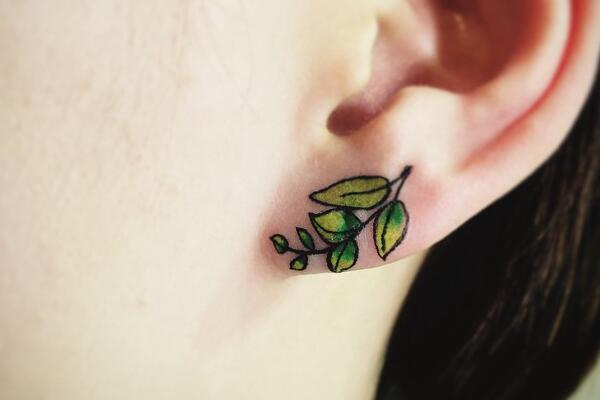 耳朵纹身图案欣赏 炫酷又个性的小纹身设计