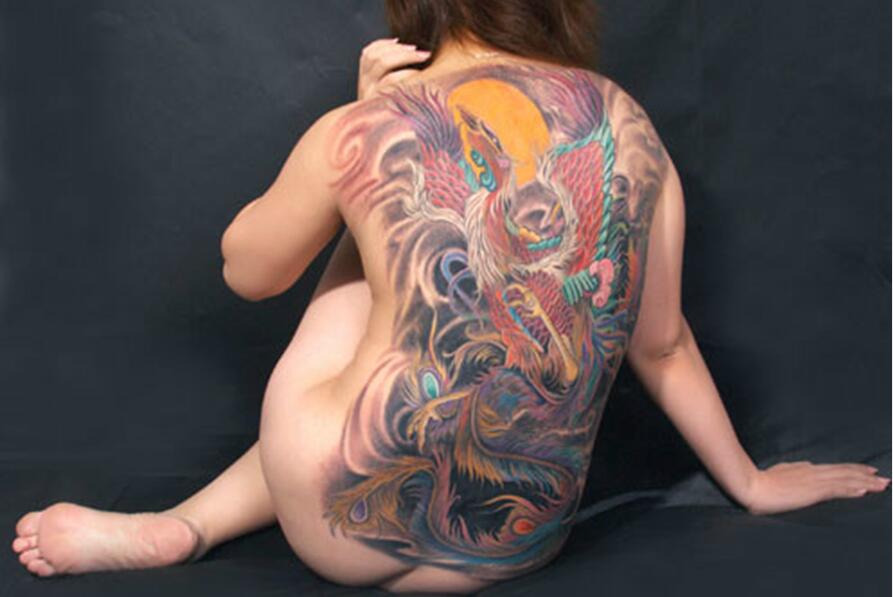 女生背部彩色纹身图案，为都市女性锦上添花