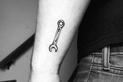 男性手臂扳手纹身图案欣赏，欧美最炫酷的纹身设计