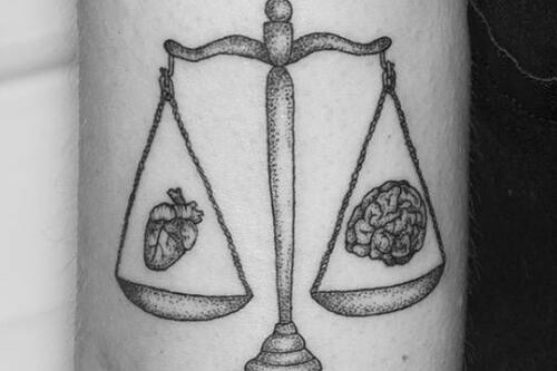 天平纹身图案欣赏 比较少见的平衡纹身与意义