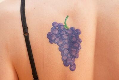 葡萄纹身图案欣赏 另类小众的水果纹身