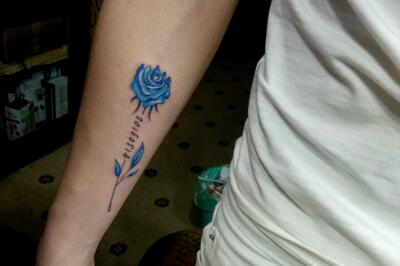 梦幻蓝色妖姬纹身理念 唯美性感的玫瑰纹身