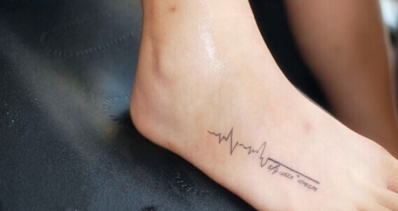 一组关于女人脚部纹身的唯美图