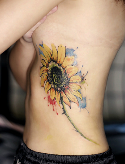 美女腰间一枝花，花蕊纹身图片