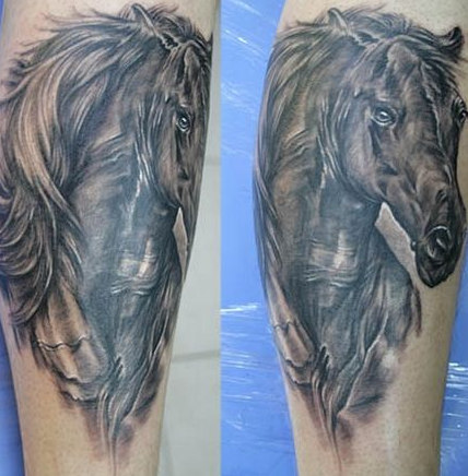腿部精细野马纹身图案