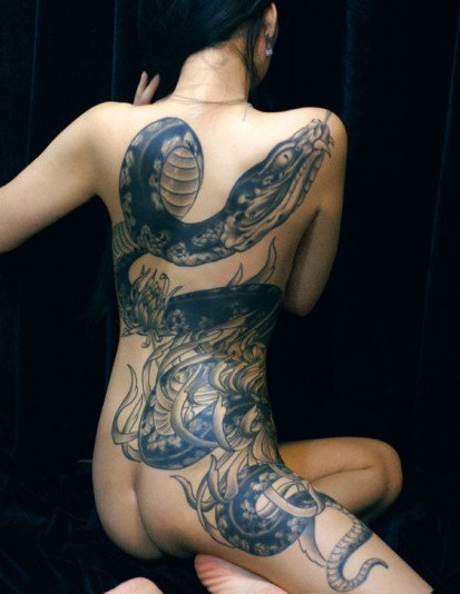 女人背部蛇纹身