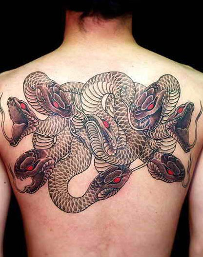 背部群蛇纹身