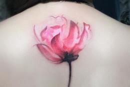 女生蔷薇纹身图案欣赏 用花朵表达对爱情的憧憬