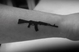 手臂AK47纹身图案 新式纹身设计时尚潮流