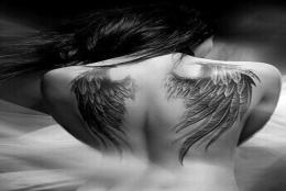女人后背的天使纹身图案