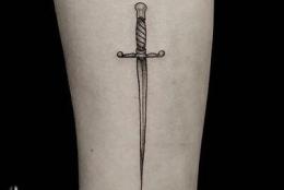 手臂宝剑纹身图案 令人敬畏的纹身设计