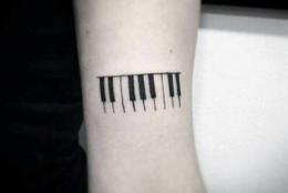 手臂钢琴纹身图案 令人惊讶的乐器纹身设计