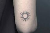 黑白太阳纹身图案，最古老的时尚纹身元素
